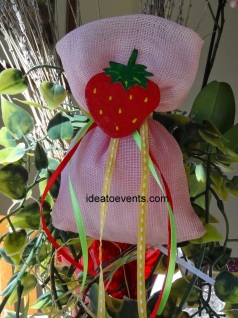 Christening pouch favor handmade hand painted strawberry ribbons Μπομπονιέρα βάπτισης πουγκάκι χειροποίητη φράουλα ζωγραφική μαγνητάκι κορδέλες